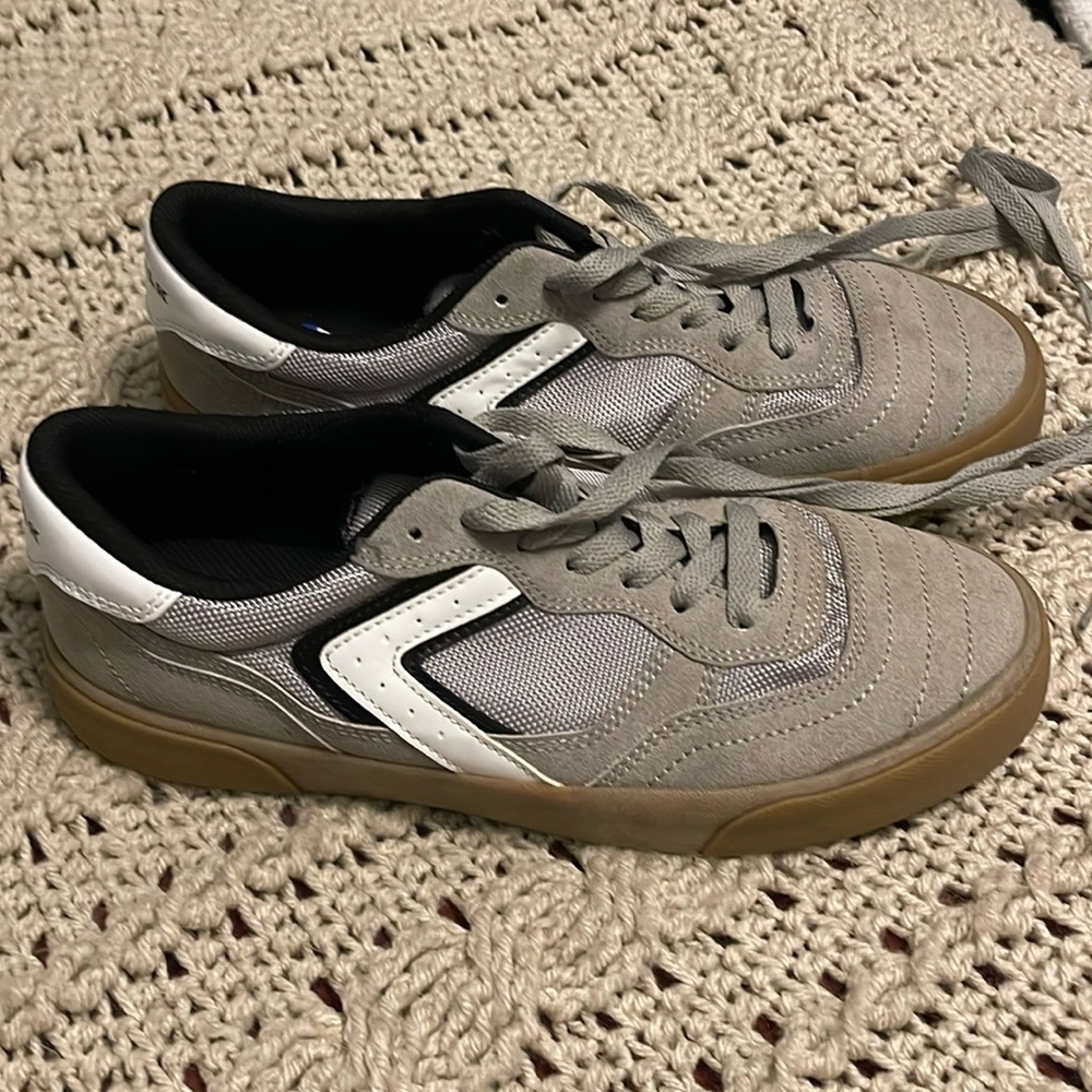 Men’s Airwalk sneakers size 8.5 suede & canvas,athletic shoes. Gray,black,white